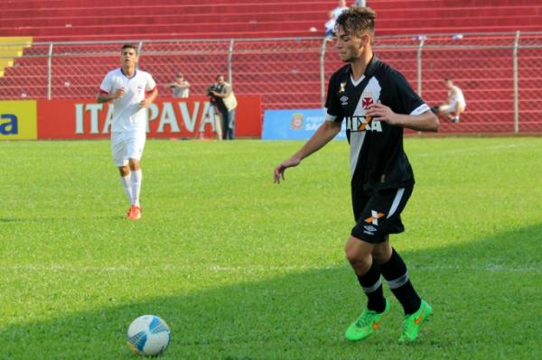 Zagueiro Richard voltou a atuar na lateral-esquerda