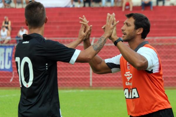 Rodney parabeniza Bruno Cosendey aps terceiro gol