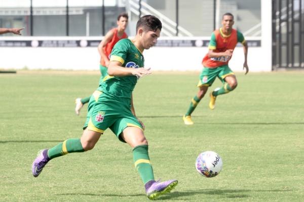 Jovem Andrey segue trabalhando forte com o elenco profissional