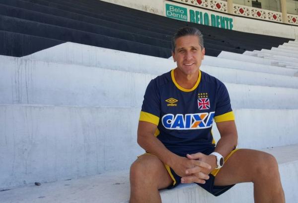 Jorginho sorri na arquibancada de So Janurio