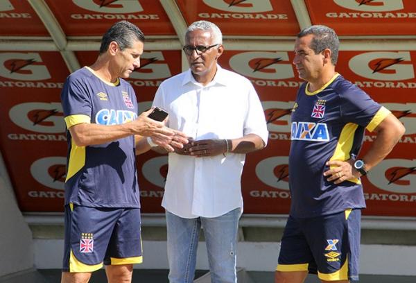 Jorginho conversa com Isaas Tinoco e Zinho durante reapresentao