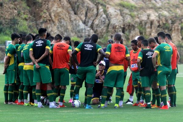 Jorginho conversa com os jogadores antes da atividade