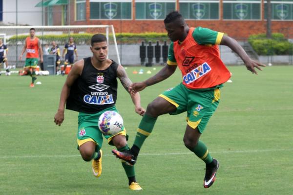 Henrique (e) e Riascos disputam a bola em treinamento
