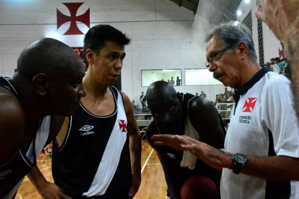 Hlio Rubens d instrues para Mingo (e), Helinho e Vargas