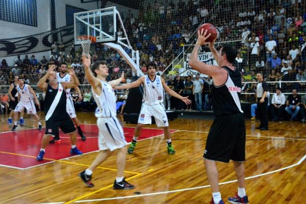 Demtrius organiza jogada de ataque do time das estrelas