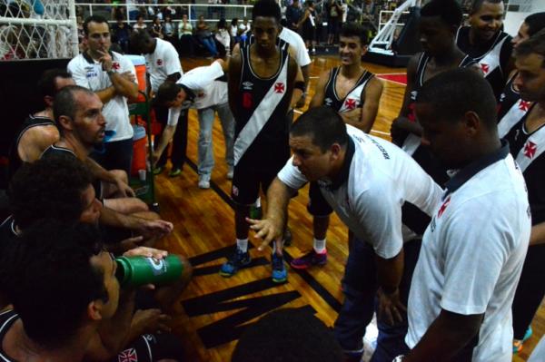 Treinador Christiano Pereira orienta o novo time vascano