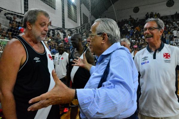 Observado por Hlio Rubens (d), presidente Eurico Miranda parabeniza Braslia por atuao