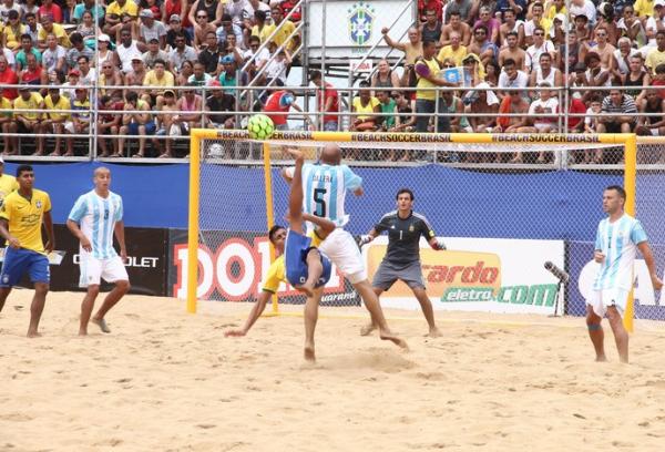 Brasil conquista a vitria de nmero 62 com show sobre os hermanos nas areias