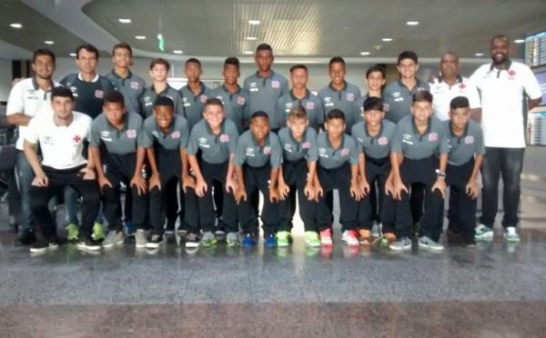 Delegao vascana posa para foto antes do embarque para o Sul