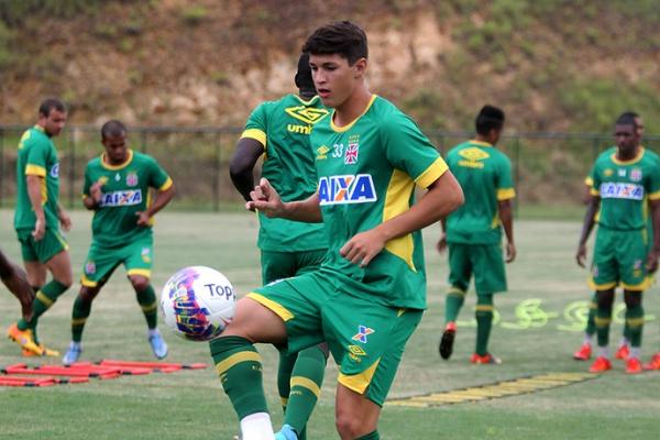 Mateus Pet, de 17 anos,  a principal novidade do Vasco na equipe titular