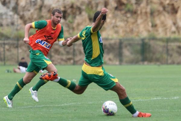Nen chuta do meio-campo para marcar o nico gol em dois coletivos na semana