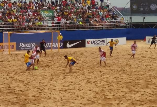 Jogadores de Brasil e Paraguai em deciso no Esprito Santo