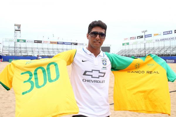 Jorginho exibe camisa comemorativa