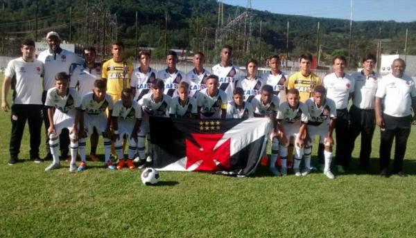 Equipe sub-13 posou para foto oficial antes do incio da partida