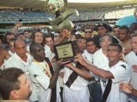 Jogadores e Eurico Miranda com a taça