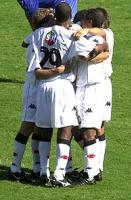 Jogadores comemorando o 1º gol