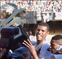 Júnior Baiano e Viola com a taça