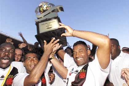 Odvan, Romário e Viola com a taça