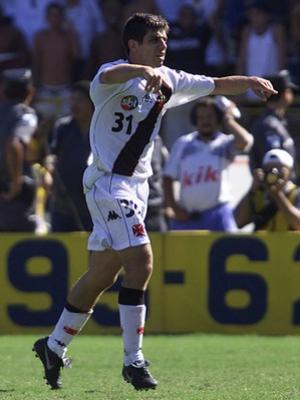Juninho Pernambucano fez o primeiro gol da vitria por 3 a 1 sobre o So Caetano e ouviu pedidos para ficar no time