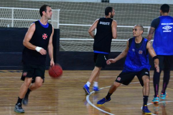 Jogadores durante treinamento no novo ginsio vascano