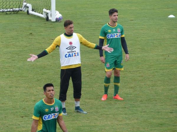 Isso mesmo! goleiro Martn Silva atuou na linha durante o racho do Vasco, em Pinheral