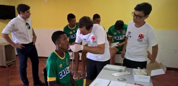 Lateral Alan, de 17 anos, tem retirada mucosa da boca para seu mapeamento gentico