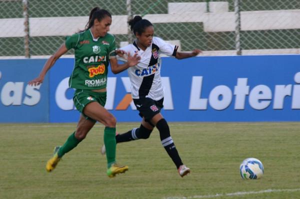 Mariana tenta escapar da marcao de atleta rival