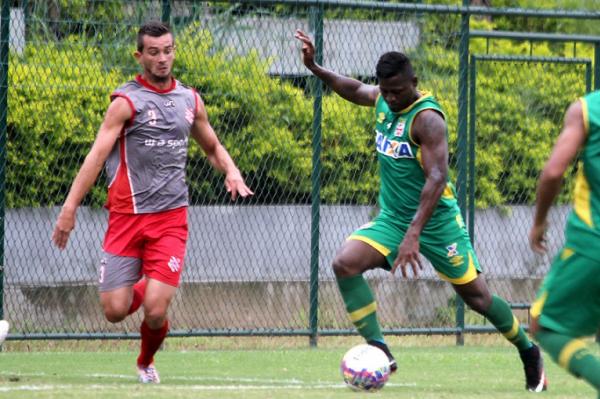 Riascos marcou um dos gols contra o Bangu