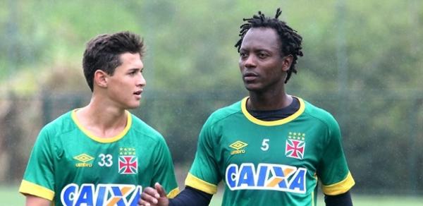 Mateus Pet, de 17 anos, conversa com Andrezinho, de 32: harmonia no Vasco