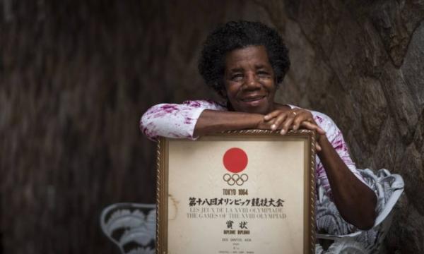 Diplomada. Formada em pedagogia, geografia e educao fsica posa com o diploma pelo quarto lugar em Tquio