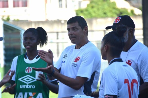 Treinador Marcos Silva orienta jogadoras na Colina