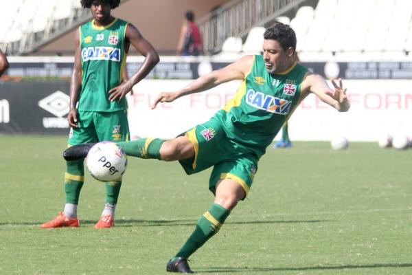 Eder Luis emenda bonito em treino de finalizao em So Janurio