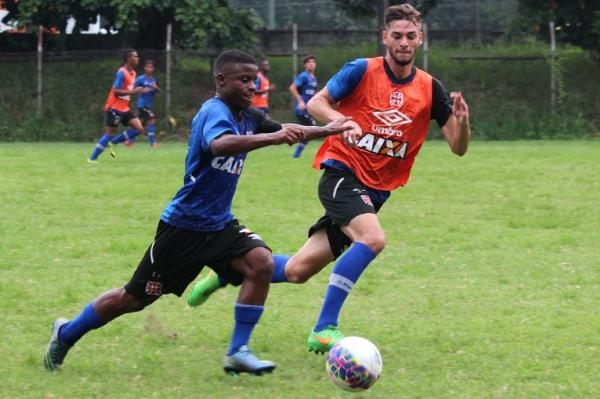 Robinho (e) tenta escapar da marcao de Richard