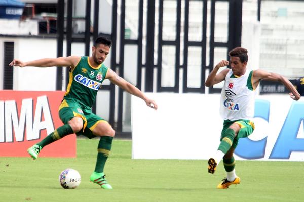 Zagueiro Luan e atacante Caio Monteiro no treino