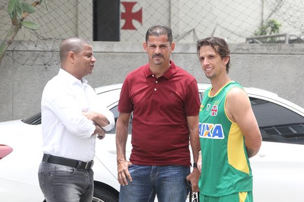 Marcelinho Carioca conversa com o auxiliar tcnico Valdir Bigode e o volante Diguinho