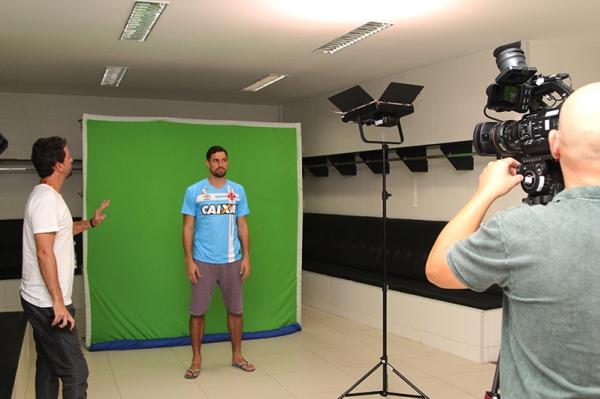 Equipe da TV Globo orienta o goleiro Martn Silva