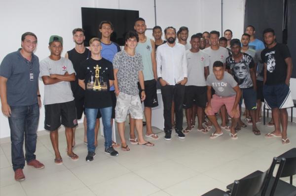 Residentes da Pousada do Almirante posam com diretor Emlio