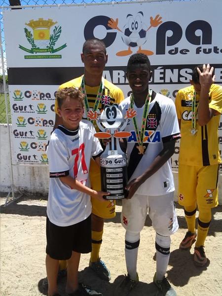 Jogadores com a taa da Copa Guri Sub-15