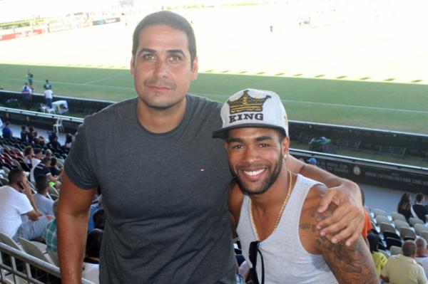 Alex Teixeira posa ao lado de lvaro Miranda
