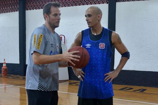 Marcelo conversa com o experiente Ricardinho