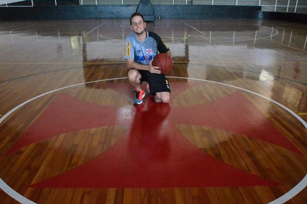 Marcelo posa no reformado Ginsio Vasco da Gama