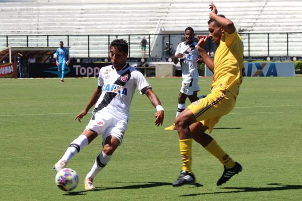 Hugo em ao na estreia contra o Madureira