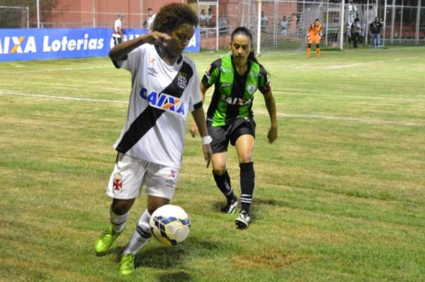 Sthephanie tenta se livrar da marcao