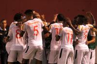 Jogadores comemorando gol