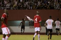 Riascos comemorando gol