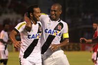 Nen e Rodrigo comemorando gol