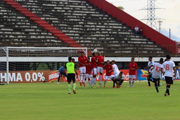 Evander cobra falta com perfeio e marca o quarto do Vasco