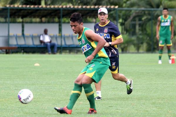 Evander treinando sob olhares de Jorginho