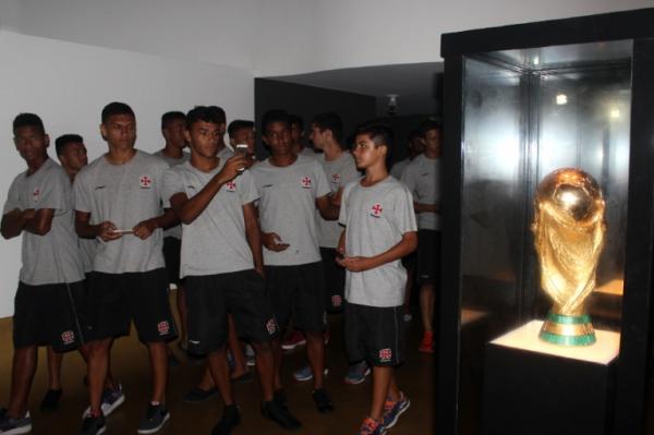 Vascanos registram encontro com rplica da taa da Copa do Mundo