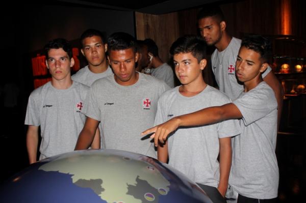 Ruan Batista (centro) e Z Fernando (penltimo  direita) durante visita ao Museu da CBF